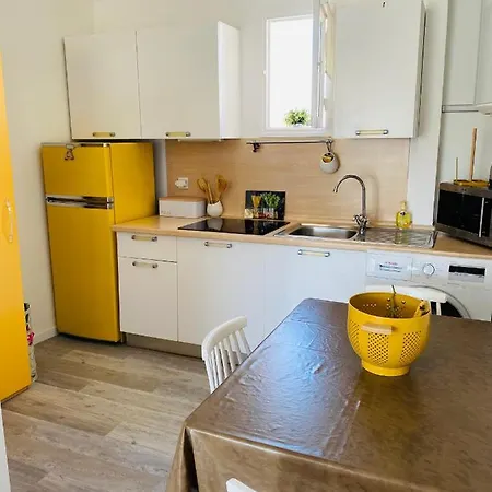 Nid Douillet Sur La Côte D'azur