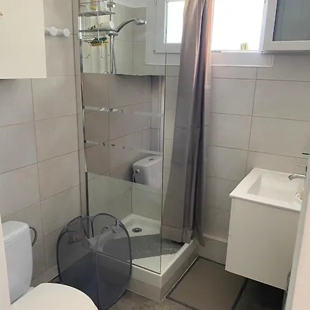 Nid Douillet Sur La Côte D'azur Antibes