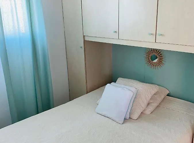 Nid Douillet Sur La Cote D'azur Антиб